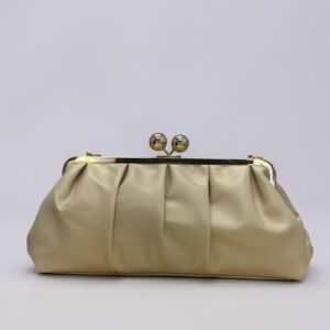 Cream Clutch με Σούρες & Χρυσές Λεπτομέρειες
